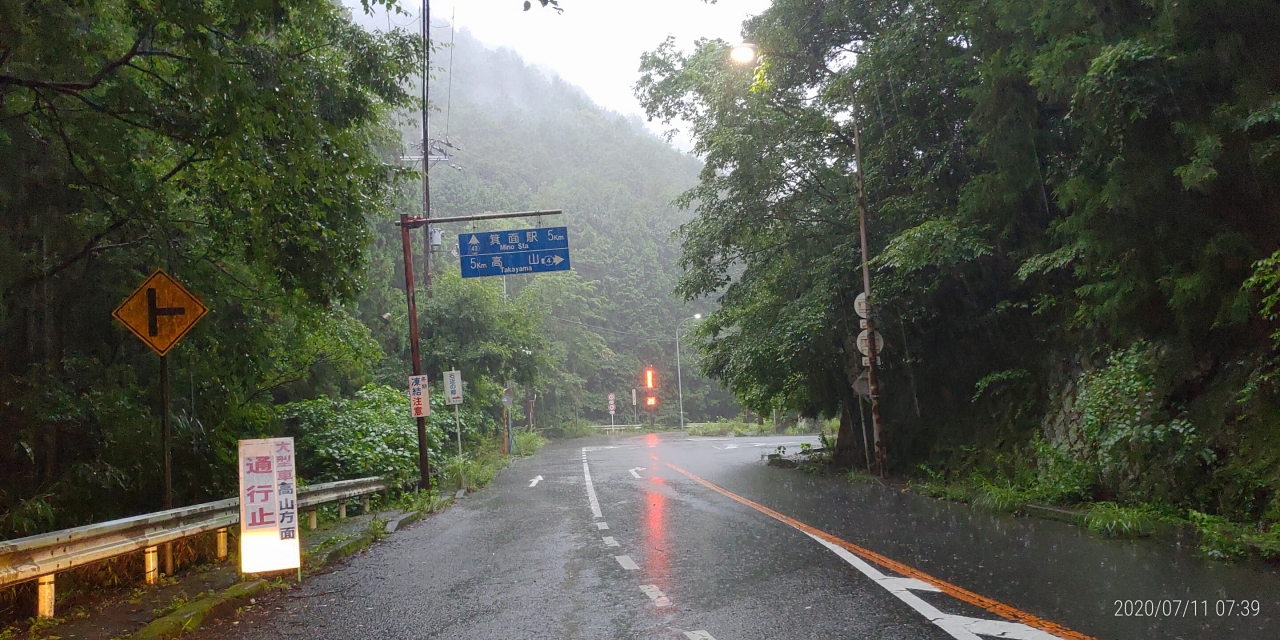 箕面の滝三叉路「大阪北摂霊園までは通行可」