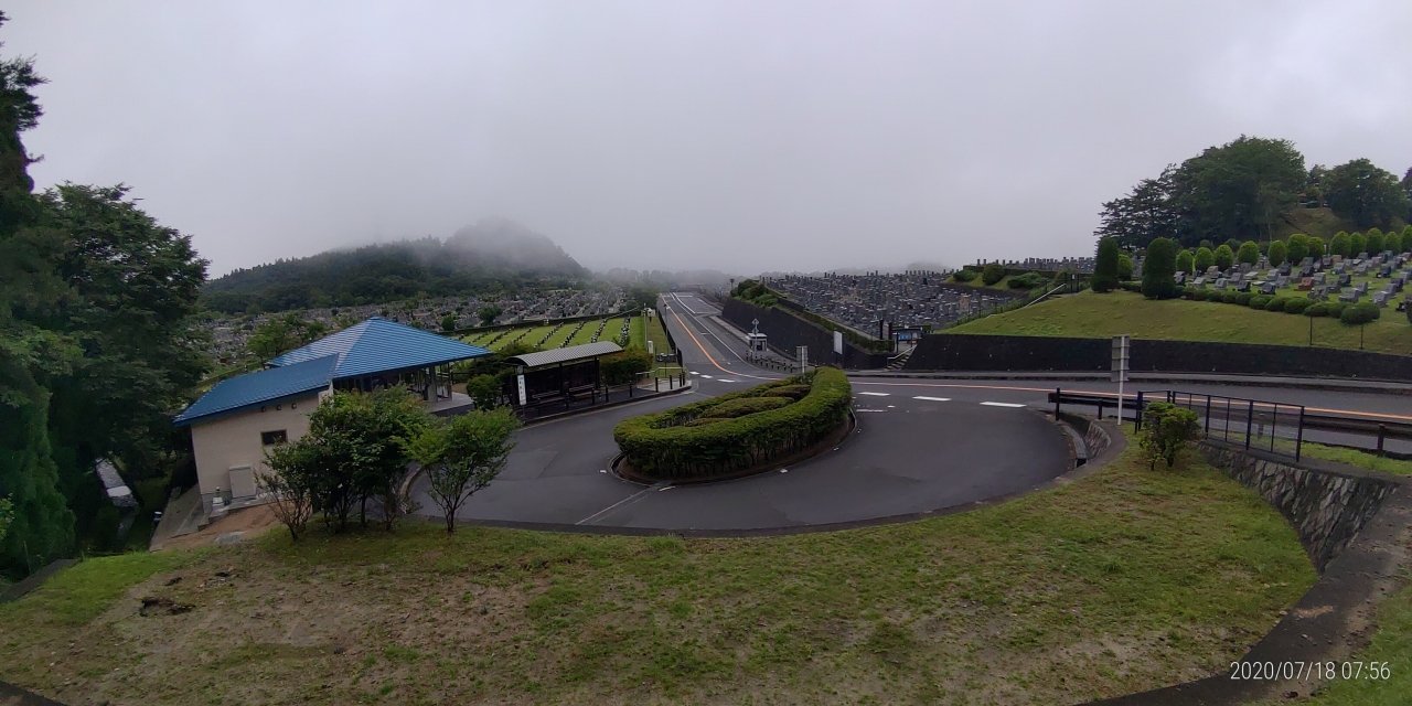 霊園北入口から園内風景