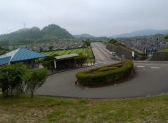 霊園北入口から園内風景