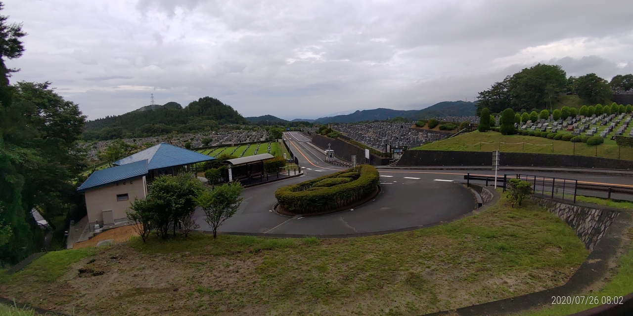 霊園北入から園内風景