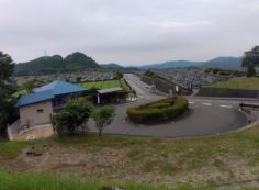 霊園北入口から園内風景