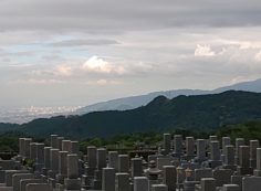 11区2番墓所から園内風景②⇒拡大（六甲山系）