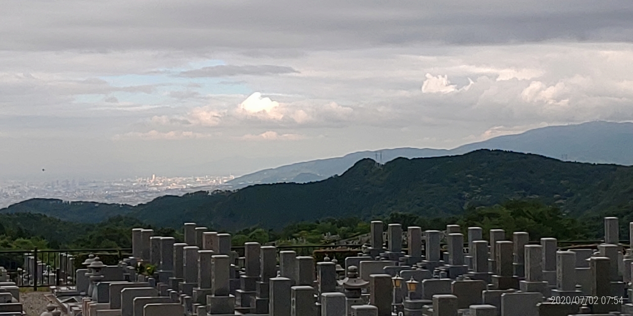 11区2番墓所から園内風景②⇒拡大（六甲山系）