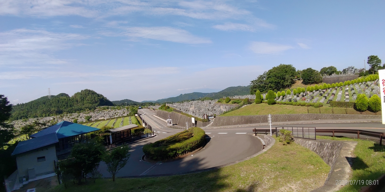 霊園北入口から園内風景