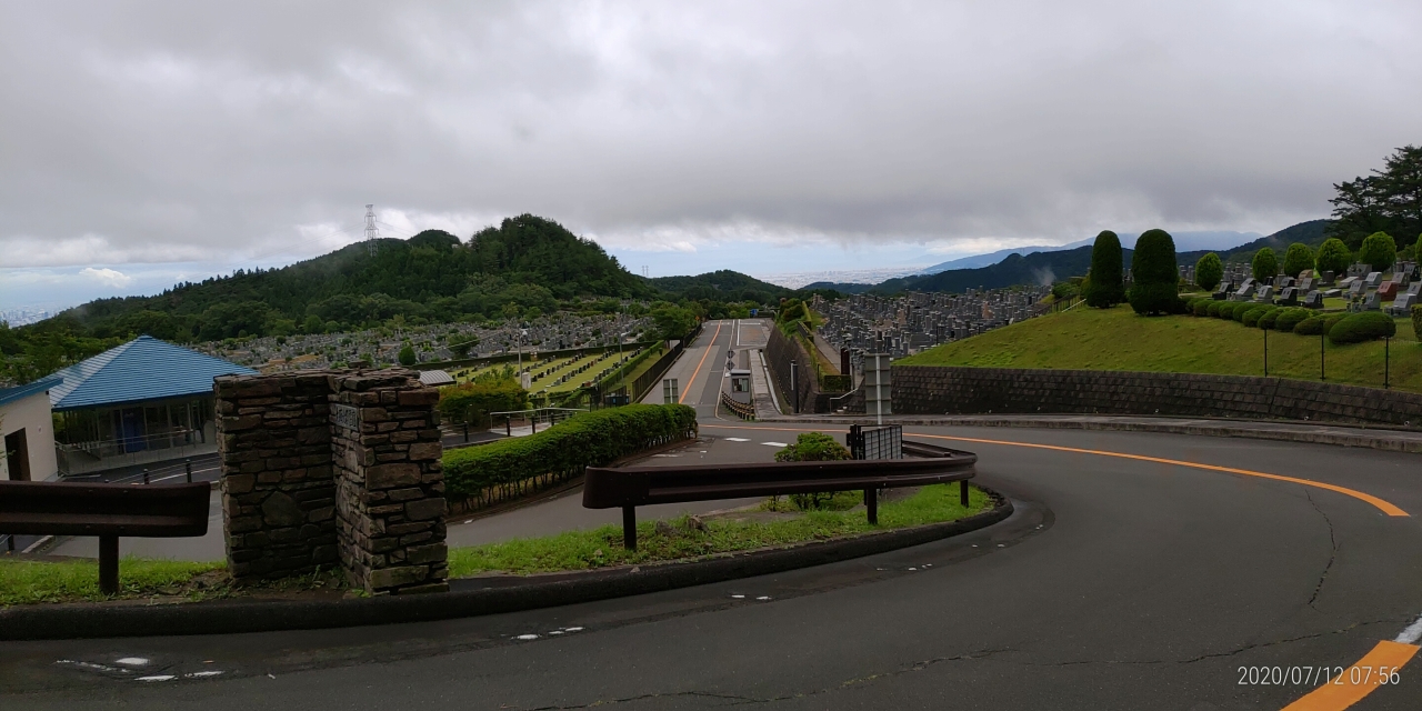 霊園北入口から園内風景