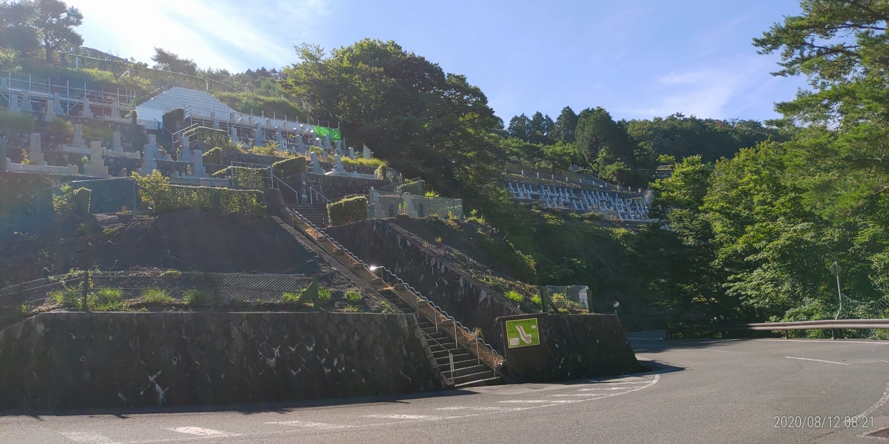 バス通り・8区3番墓域風景