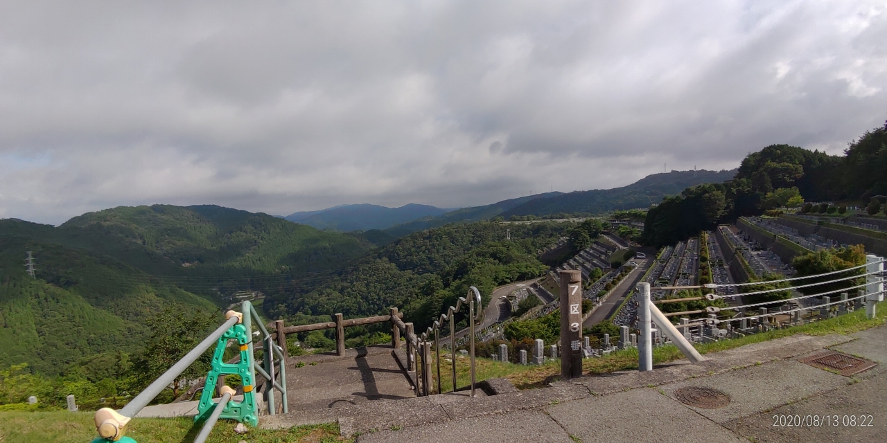 7区3番上段駐車場から階段墓域風景