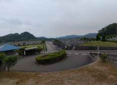 霊園北入から園内風景（お盆期間営業中）