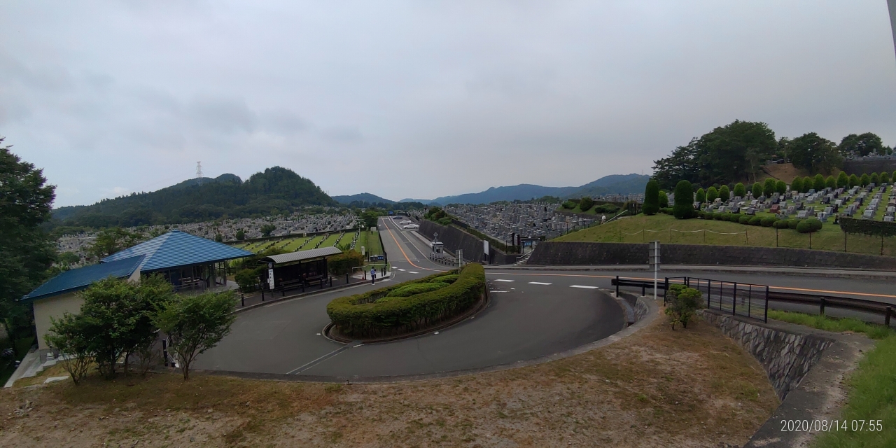 霊園北入から園内風景（お盆期間営業中）