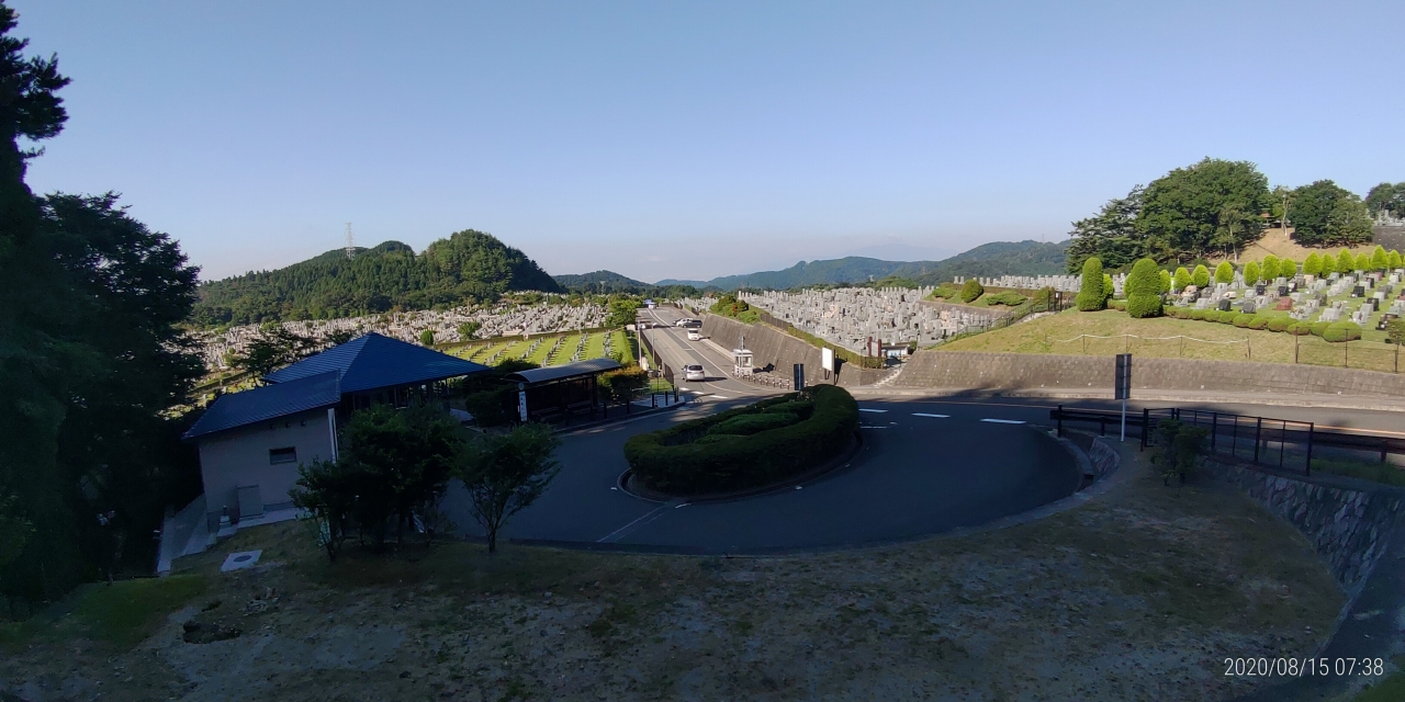 霊園北入口から園内風景