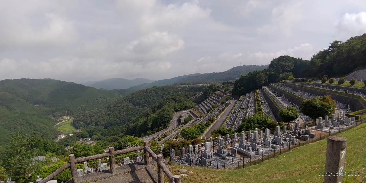 7区3番上段駐車場から階段墓域風景