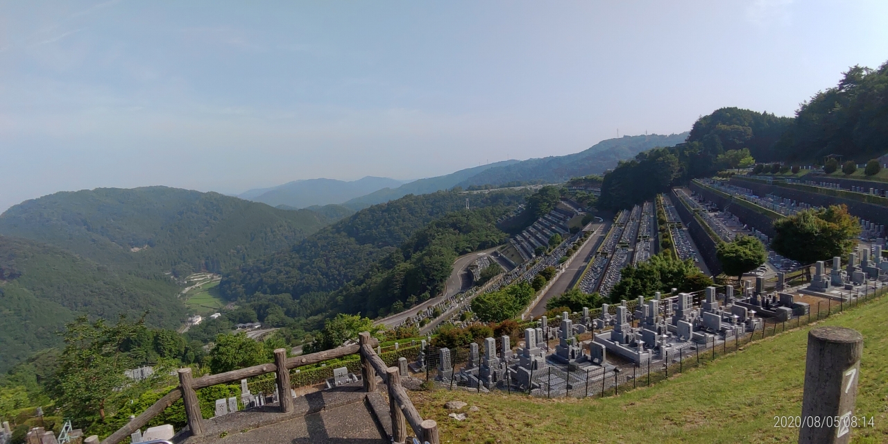 7区3番上段駐車場から階段墓域風景