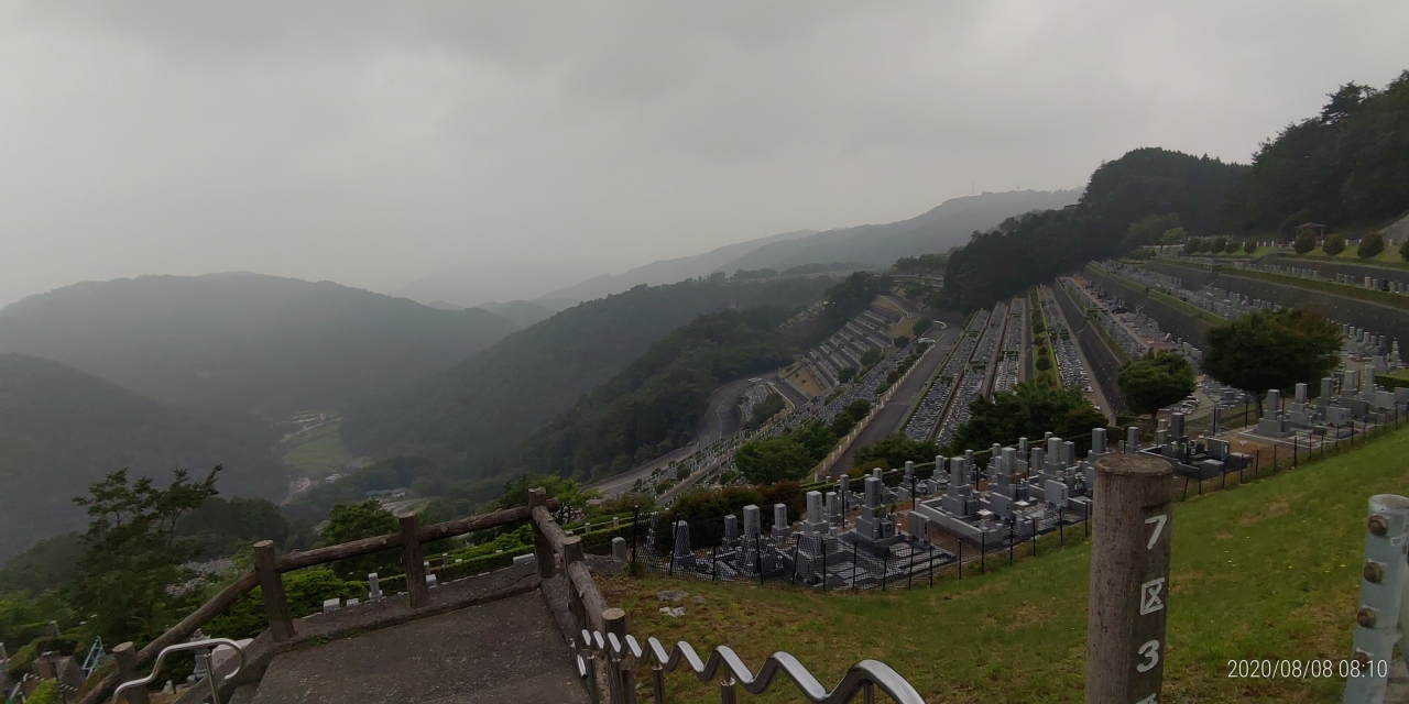 7区3番上段駐車場から階段墓域風景