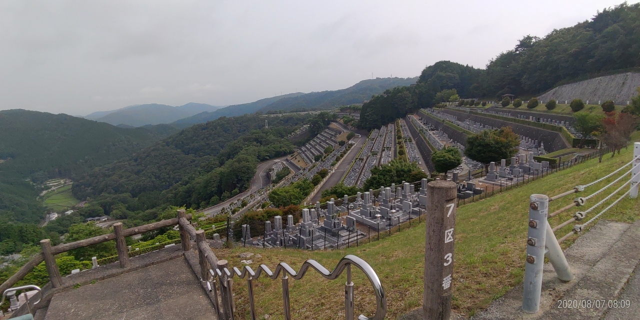 7区3番上段駐車場から階段墓域風景