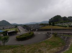 霊園北入口から園内風景