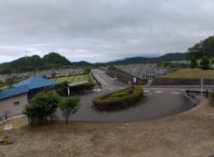 霊園北入口から園内風景