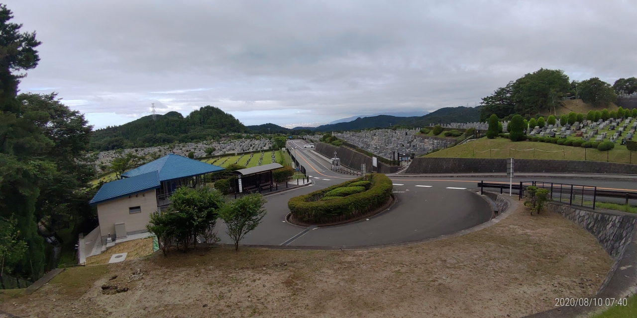 霊園北入口から園内風景