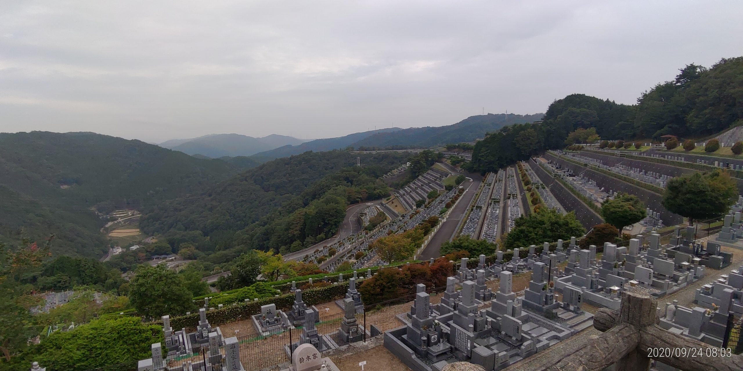 7区3番上段駐車場から階段墓域風景