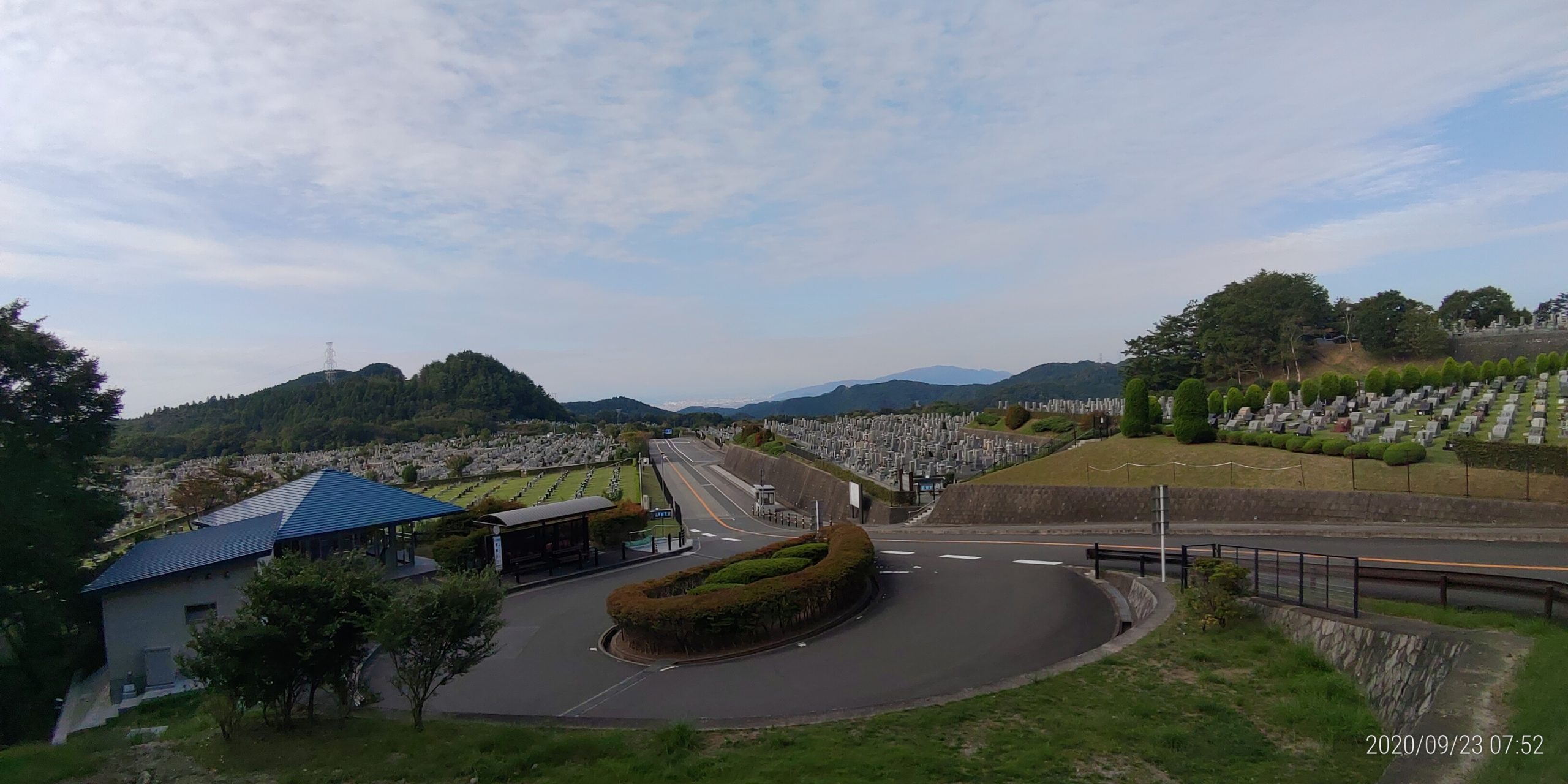 霊園北入口から園内風景