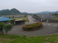 霊園北入口から園内風景