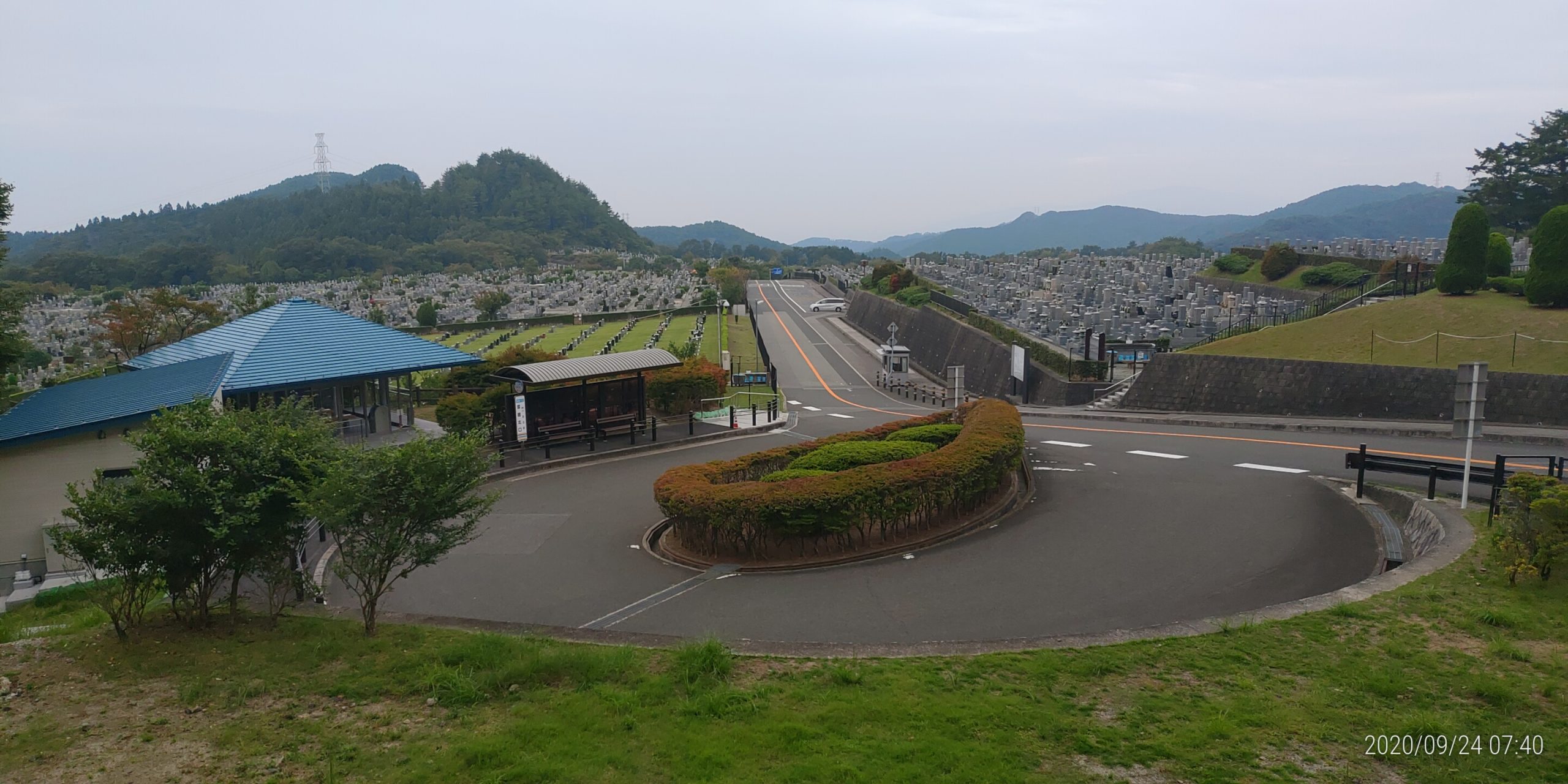 霊園北入口から園内風景