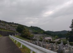 8区1/2番枝道入口から7区墓域休憩所風景