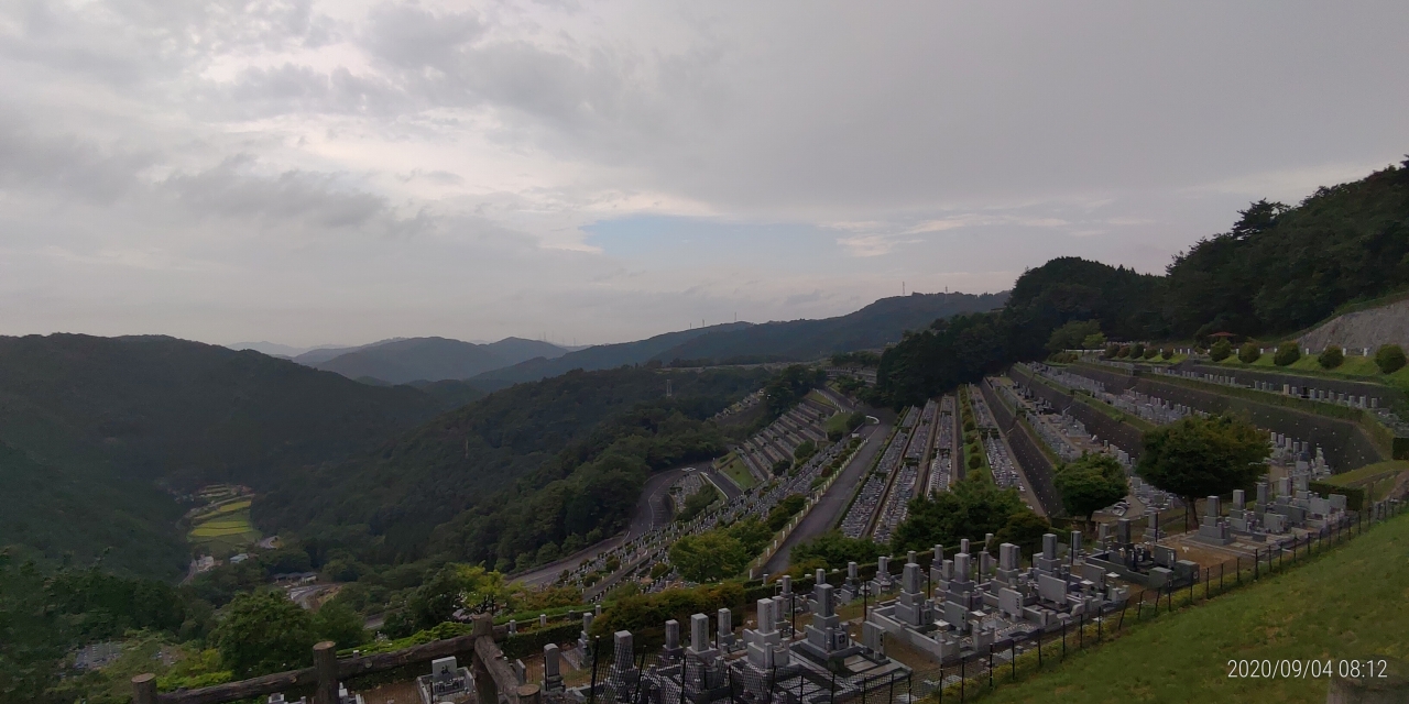 7区3番最上段駐車場から墓所風景