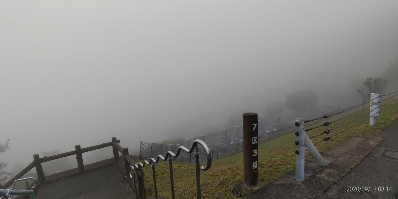 7区3番上段駐車場から階段墓域風景