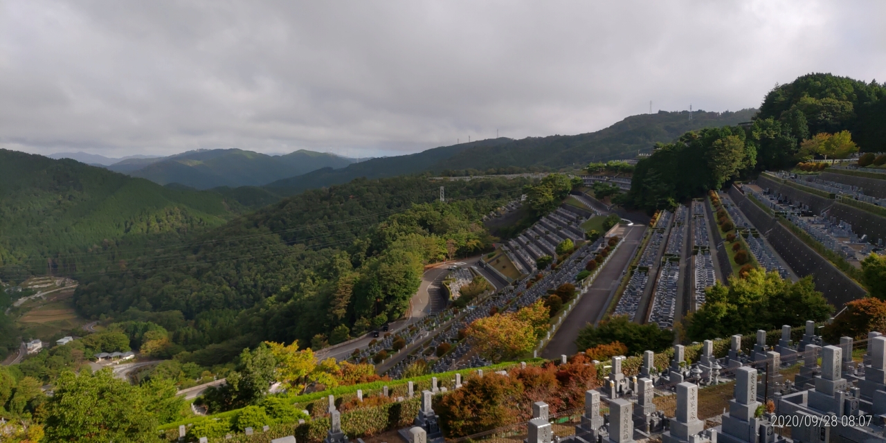 7区3番最上段駐車場から墓所風景