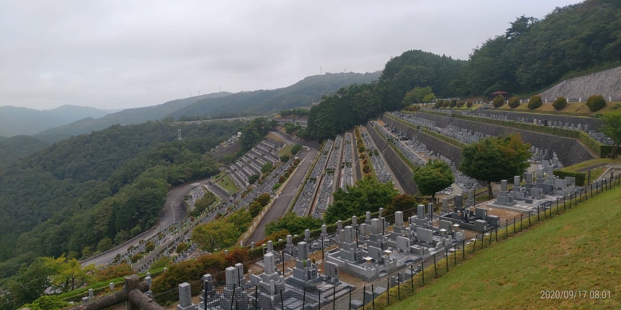 7区3番最上段駐車場から墓所風景