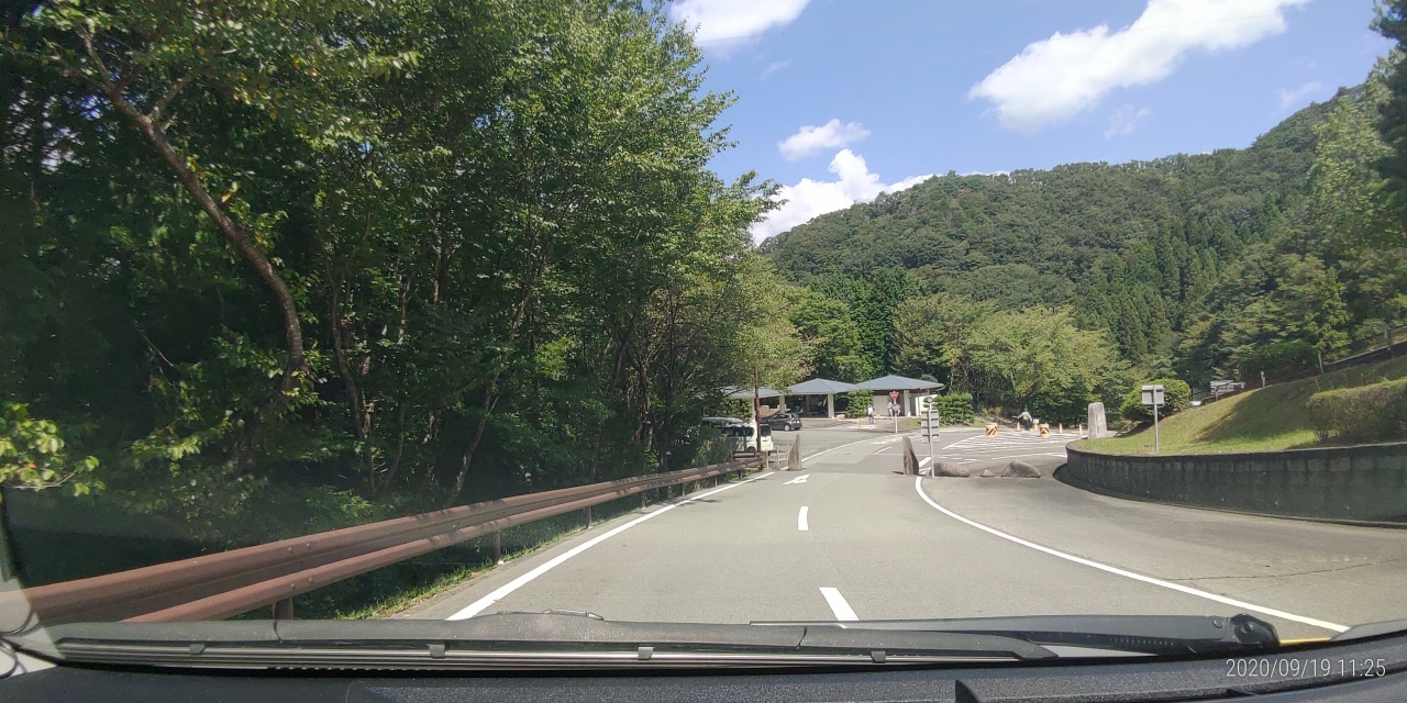 バス通り・5区バス停休憩所風景