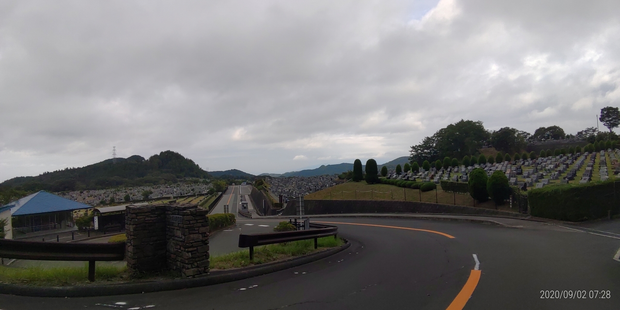 霊園北入口から園内風景