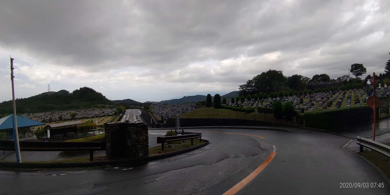 霊園北入口から園内風景