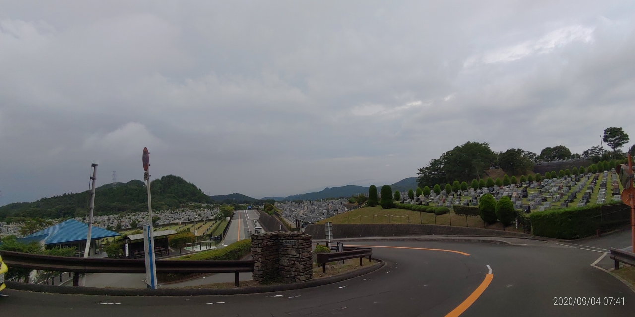 霊園北入口から園内風景