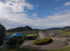 霊園北入口から園内風景