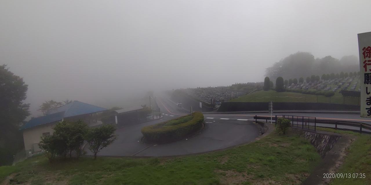 霊園北入口から園内風景　濃霧