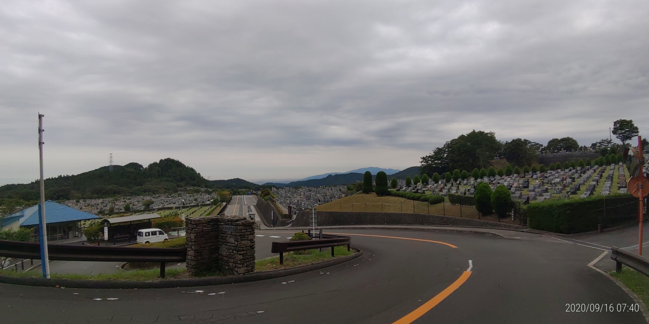 霊園北入口から園内風景