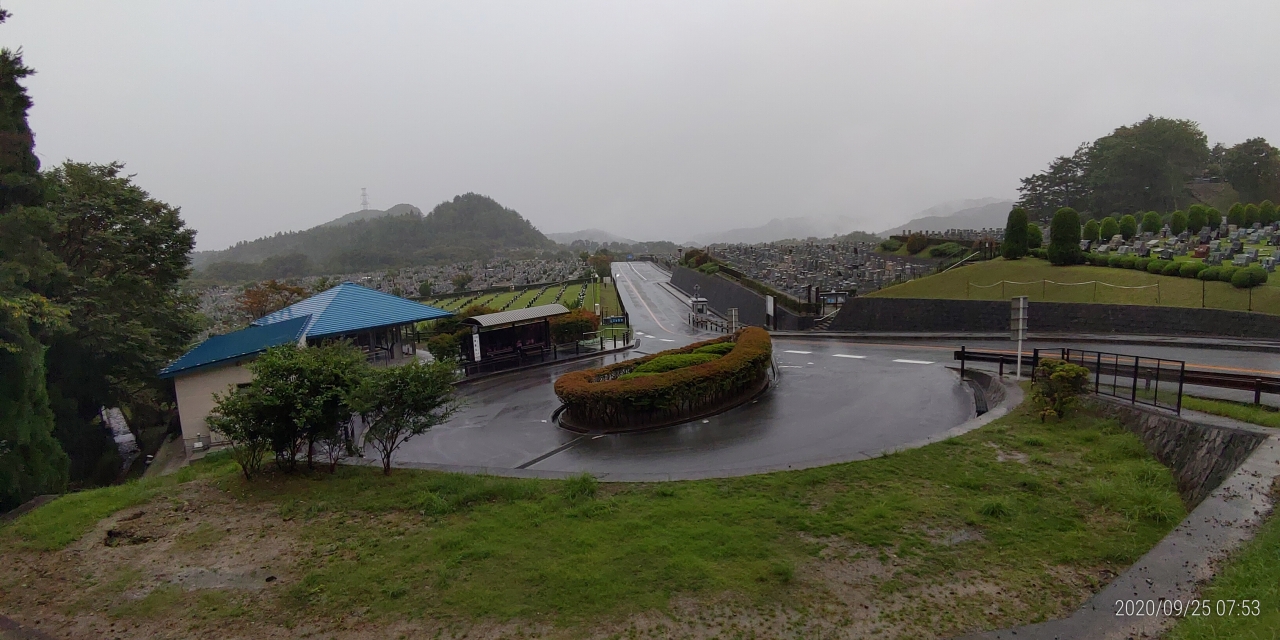 霊園北入口から園内風景