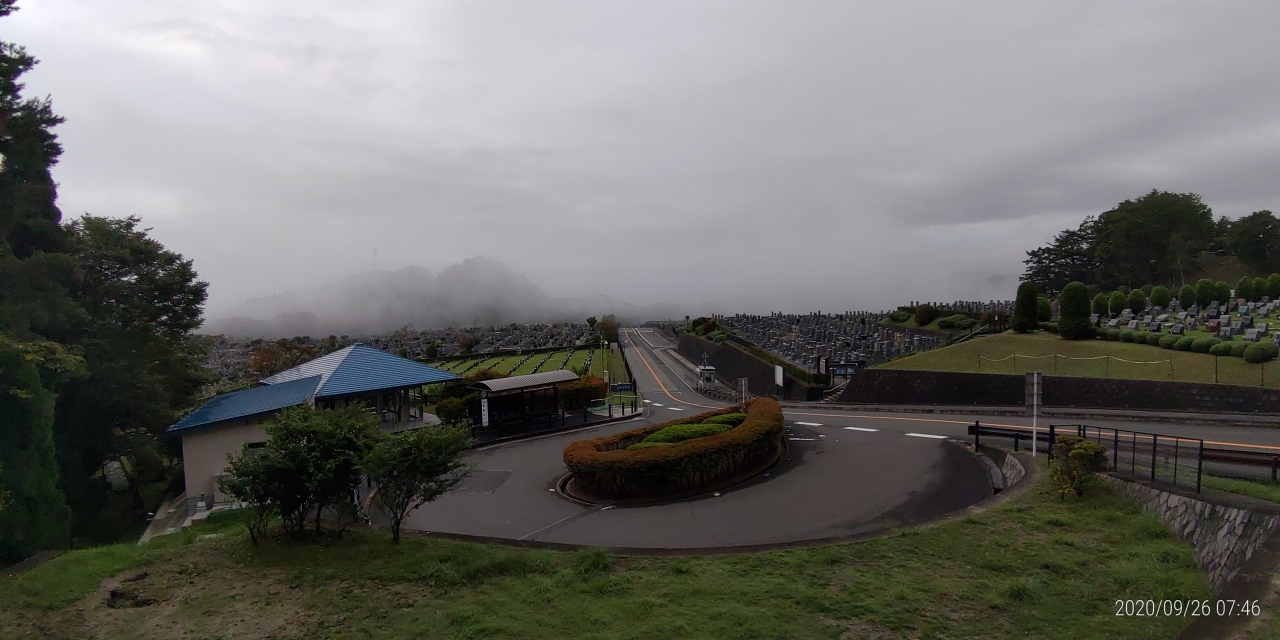 霊園北入口から園内風景