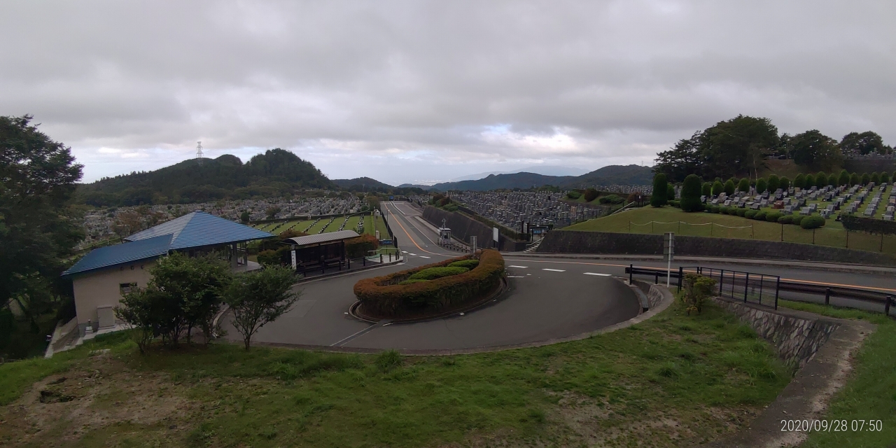 霊園北入口から園内風景