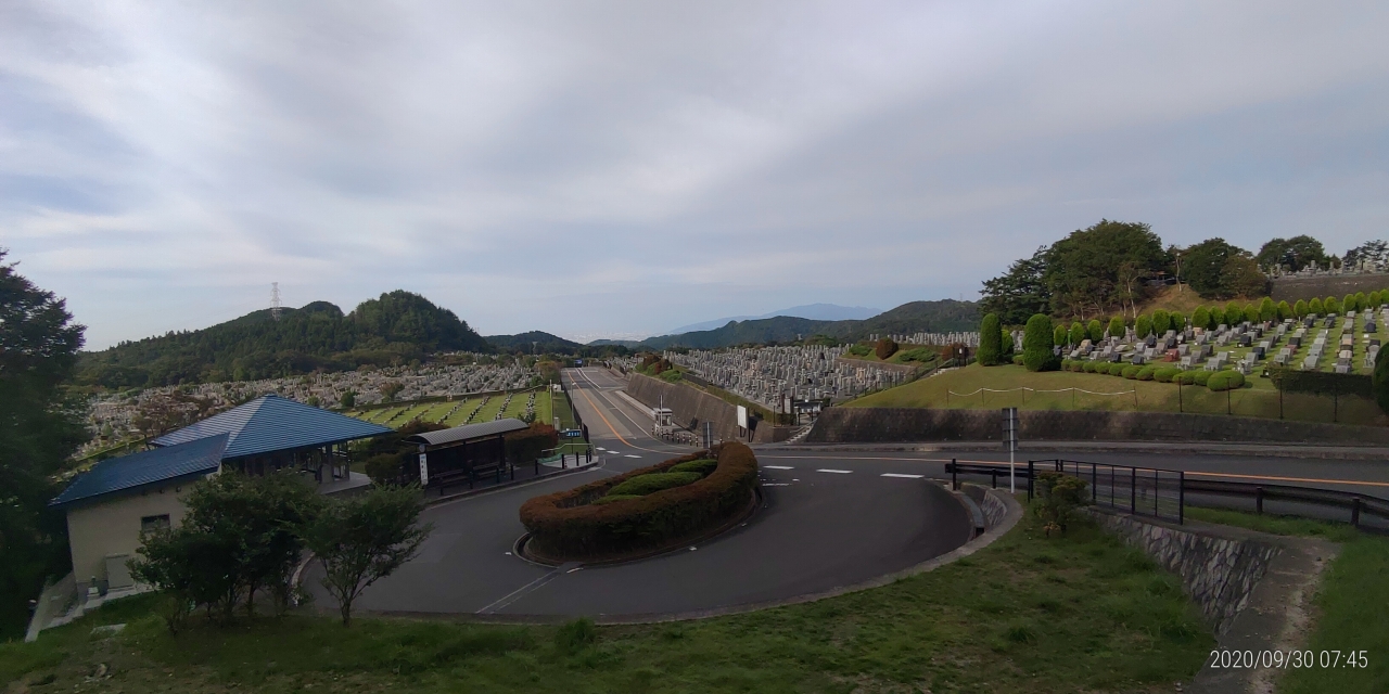 霊園北入口から園内風景