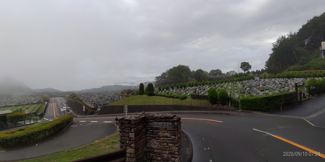 霊園北入口から園内風景