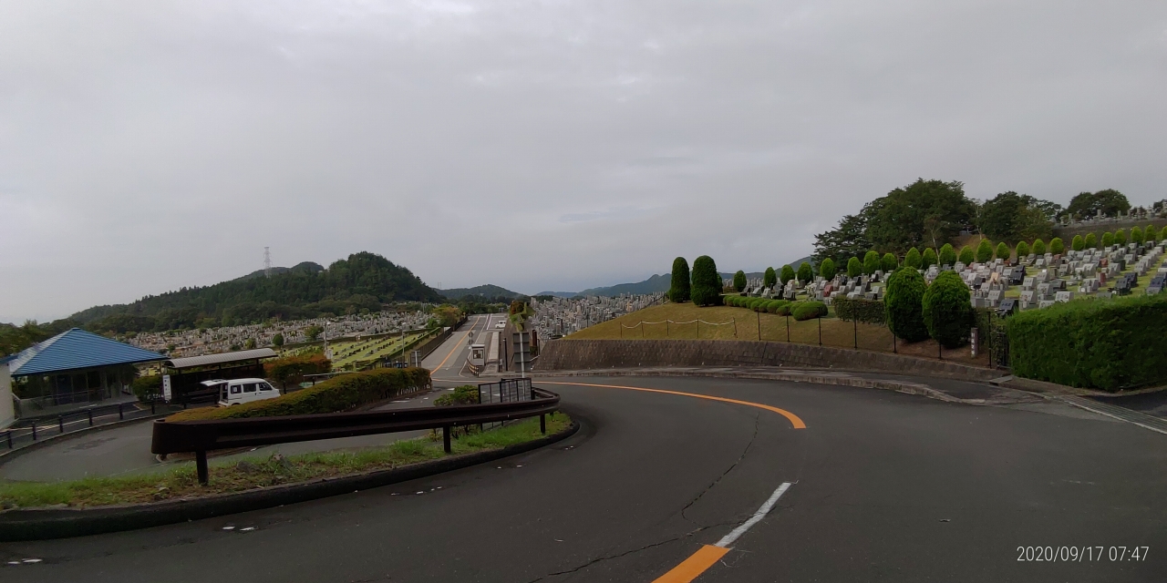 霊園北入口から園内風景