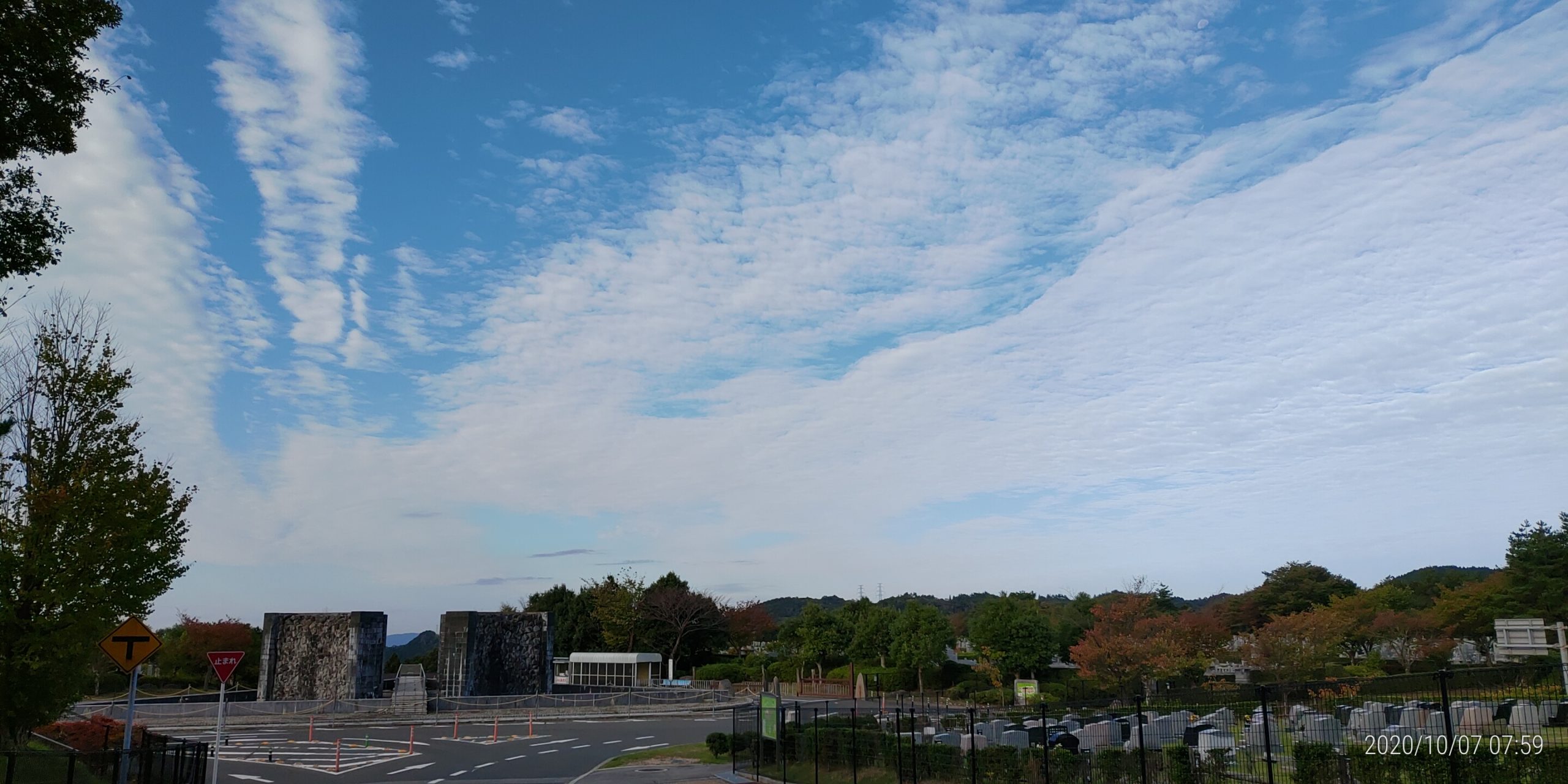 バス通り・モニュメント風景