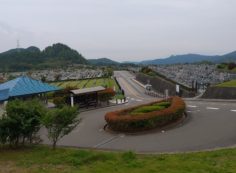 霊園北入口から園内風景