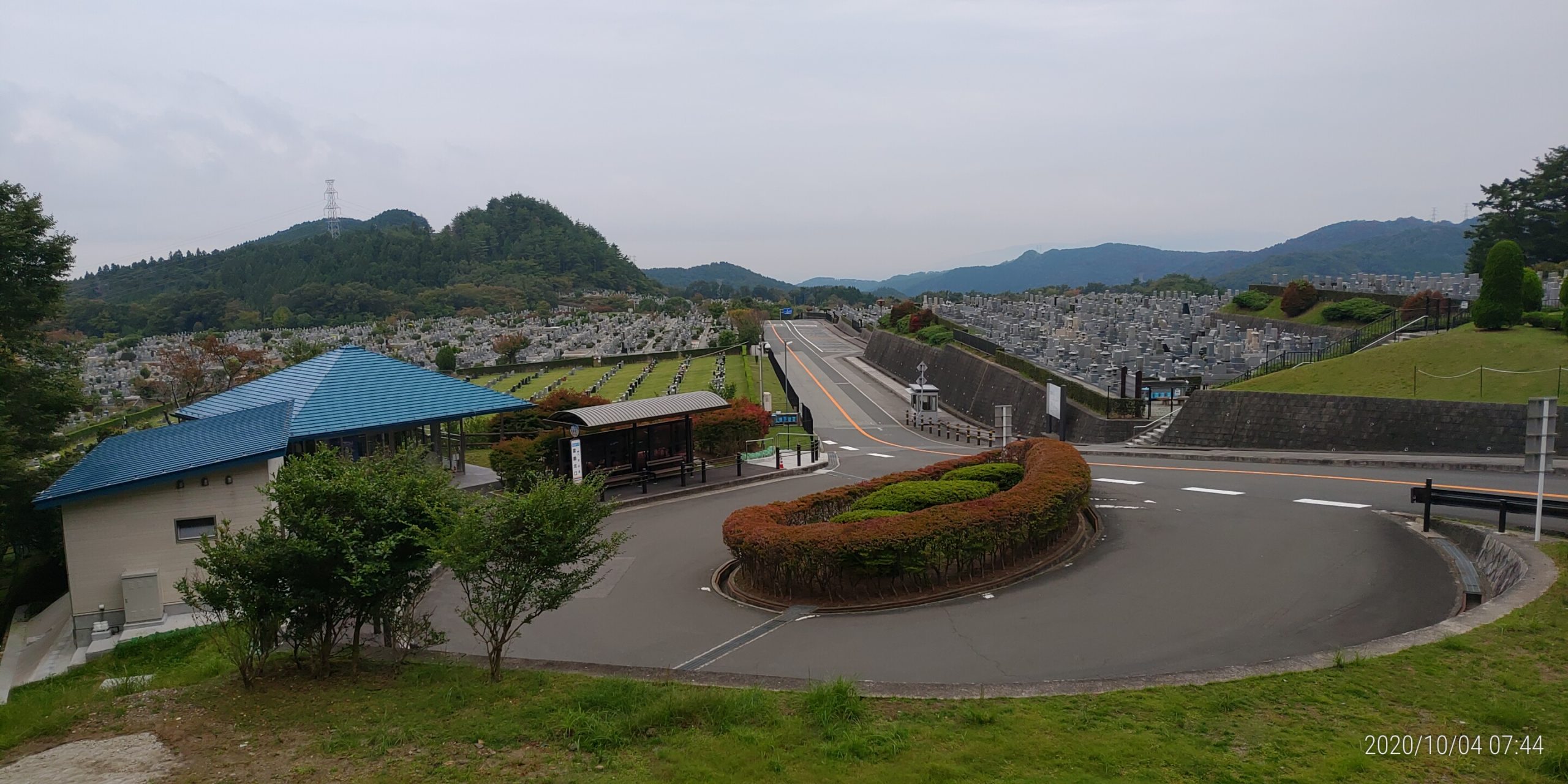 霊園北入口から園内風景