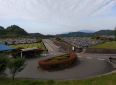 霊園北入口から園内風景