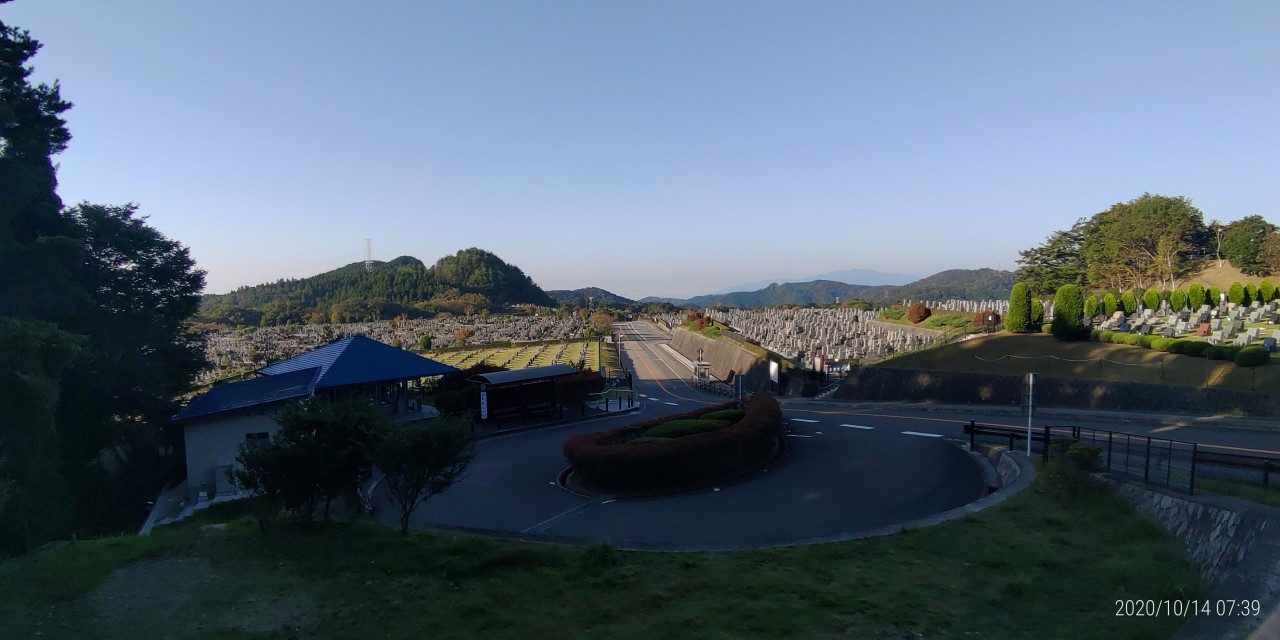 霊園北入口から園内風景