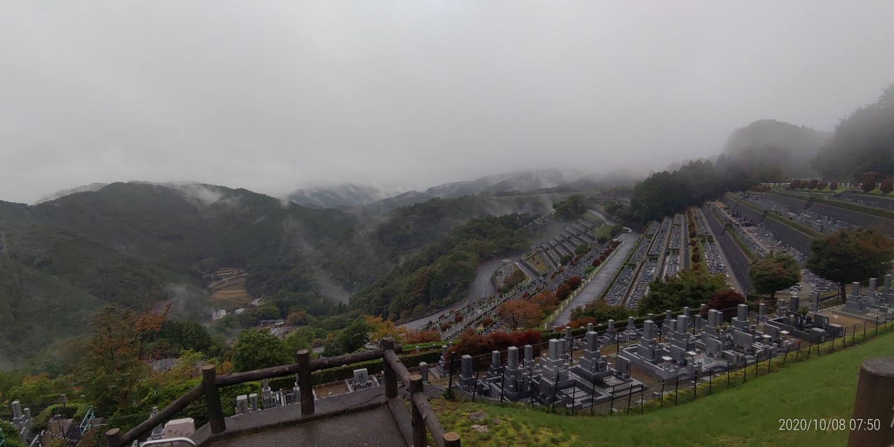 7区3番最上段駐車場から墓所風景