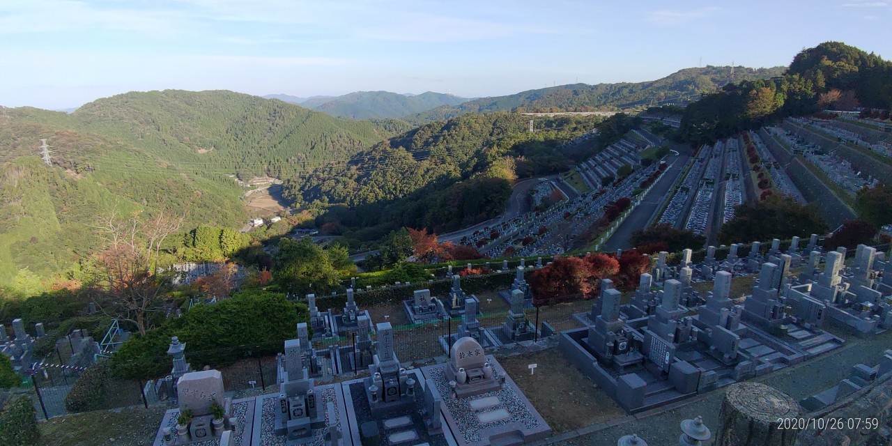 7区3番上段駐車所場から階段墓域風景